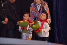 藤岡弘、へ感謝を伝えるため登場した2人の子供。