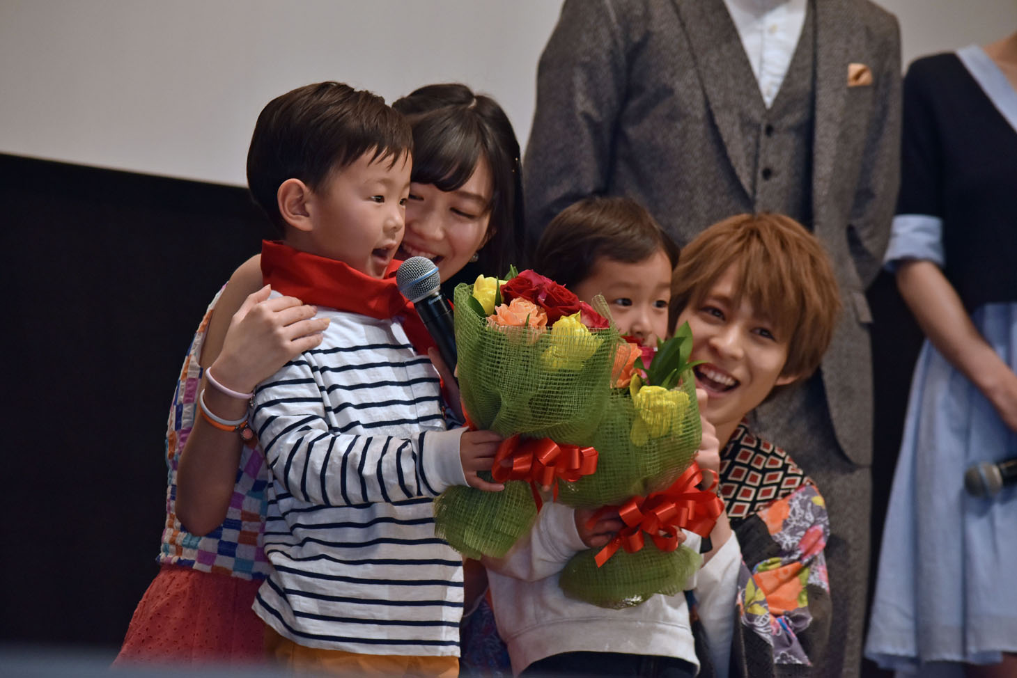 2人の子供が声をそろえて「仮面ライダー、ありがとう」と言う様子。