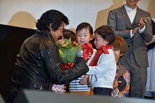 2人の子供から花束を受け取った藤岡弘、（左）。