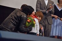 2人の子供を何度も抱きしめる藤岡弘、（左）。