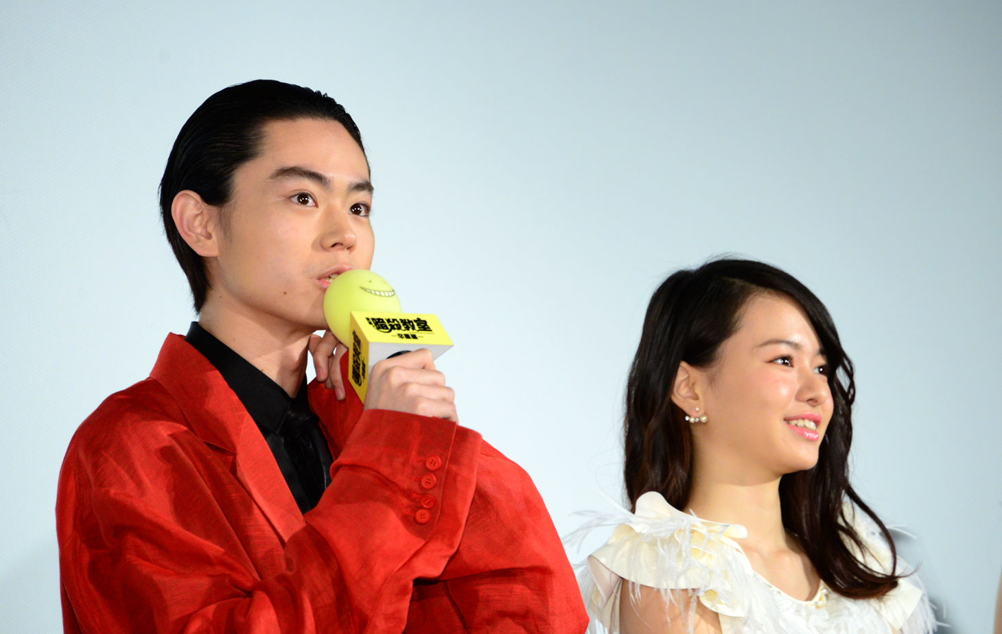 「暗殺教室 ～卒業編～」公開記念舞台挨拶にて、左から菅田将暉、山本舞香。