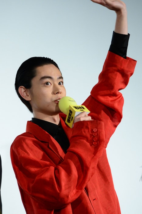 舞台挨拶の模様が生中継されていたため、出身地・大阪の観客に手を振る菅田将暉。