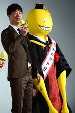 左から椎名桔平、殺せんせー。