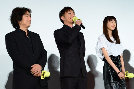 （左から）羽住英一郎、成宮寛貴、桐谷美玲。