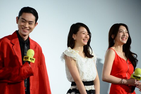 左から菅田将暉、山本舞香、知英。