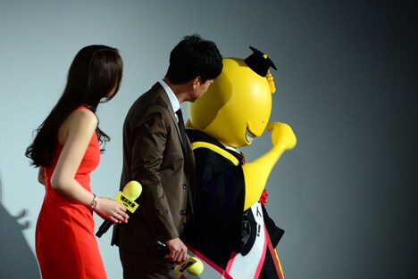 松井優征からの手紙に泣く仕草を見せる殺せんせー（右）。