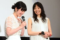 綾野剛のかしこまった口調に笑ってしまう黒木華（左）。