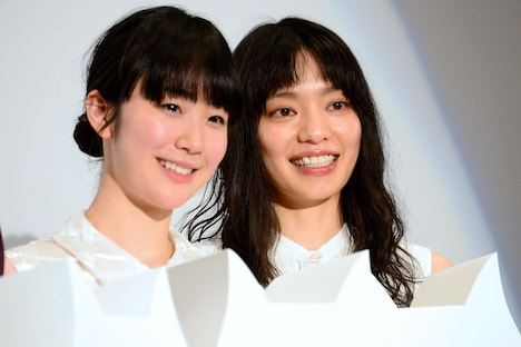 左から黒木華、Cocco。