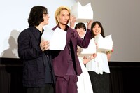 顔を出したり隠したりしておどける綾野剛（左から2番目）。