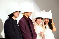 劇中に登場する“猫かんむり”を被る登壇者たち。