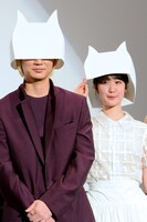 劇中に登場する“猫かんむり”を被る綾野剛（左）と黒木華（右）。