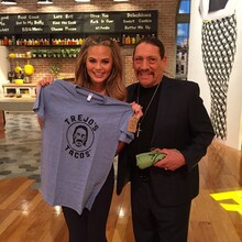 Trejo's Tacosにて、ダニー・トレホ（右）。