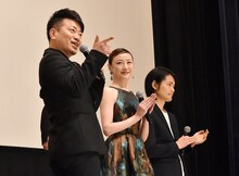 自己紹介ネタを披露する宮迫博之（左）、ちすん（中央）、古沢良太（右）。