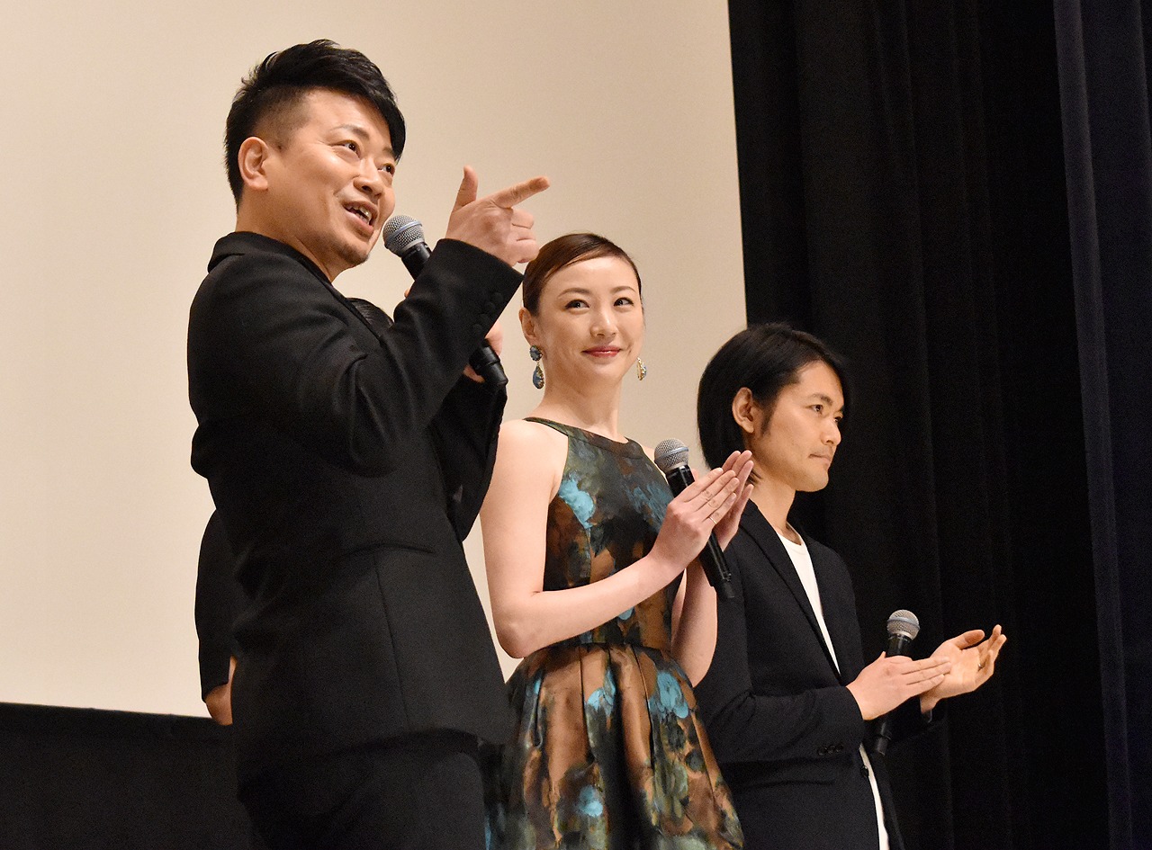 挨拶する宮迫博之（左）、ちすん（中央）、古沢良太（右）。