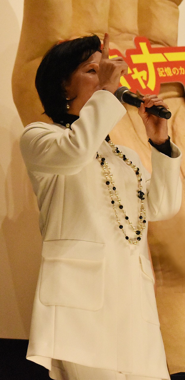 宮迫博之のギャグを真似て挨拶する高畑淳子。