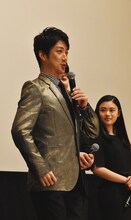 演技の姿勢作りについて語る野村萬斎。