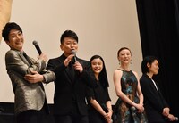 「スキャナー 記憶のカケラをよむ男」完成披露舞台挨拶より、左から野村萬斎、宮迫博之、杉咲花、ちすん、古沢良太。