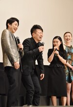 「スキャナー 記憶のカケラをよむ男」完成披露舞台挨拶より、左から野村萬斎、宮迫博之、杉咲花、ちすん。