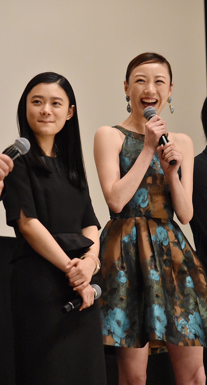 杉咲花（左）とちすん（右）。