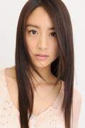 安達もも役の山本美月。