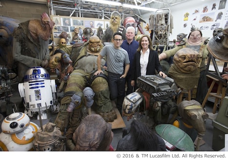 ドロイドとクリーチャーが集合した「スター・ウォーズ/フォースの覚醒」のメイキングカット。