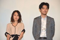 恋人から夫婦になる間柄を演じた前田敦子（左）と松田龍平（右）。