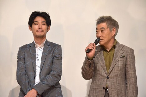 共演した感想を語り合う松田龍平(左)と柄本明(右)。
