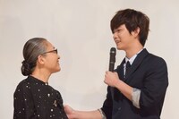 もたいまさこ（左）の目を見ながら「もたいさんの出ている映画が大好きなんです」と話す千葉雄大。