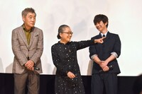 小柴亮太との再会を喜ぶキャストたち。