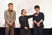 小柴亮太との再会を喜ぶキャストたち。