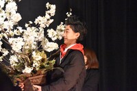 花を持って登場した小柴亮太。