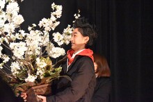花を持って登場した小柴亮太。