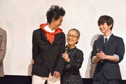 小柴亮太(中央左)との再会を喜ぶキャストたち。