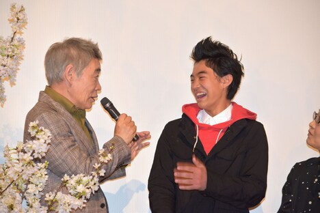 かみ合わない会話で観客を笑わせた柄本明(左)と小柴亮太(右)。