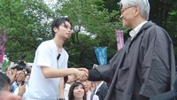 「わたしの自由について～SEALDs 2015～」より、創設メンバーの1人・奥田愛基（左）とデモに駆け付けた坂本龍一（右）。(c)2016 sky­key factory, Takashi NISHIHARA