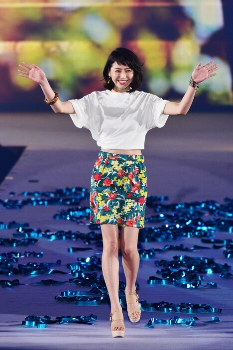 「GirlsAward 2014 SPRING / SUMMER」でランウェイを歩く長澤まさみ。
