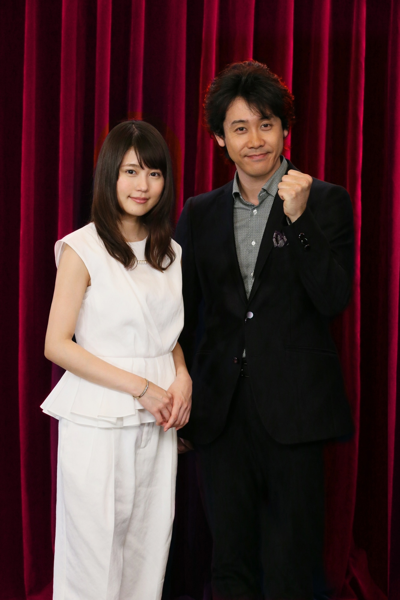 大泉洋（右）と有村架純（左）。