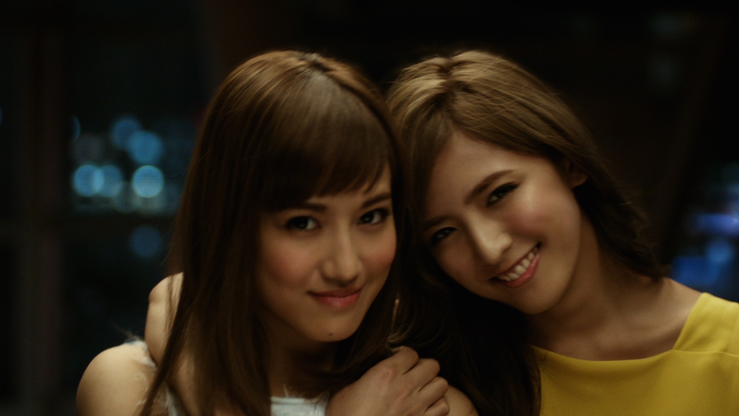 KOSE 70th Anniversary「Tokyo Seven Days」より、藤井夏恋（左）と藤井萩花（右）。
