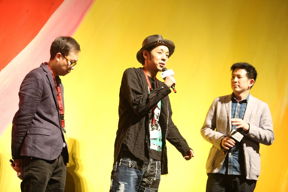 第40回香港国際映画祭「TOO YOUNG TO DIE! 若くして死ぬ」公式上映に登壇した宮藤官九郎（中央）。