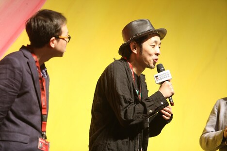 第40回香港国際映画祭「TOO YOUNG TO DIE! 若くして死ぬ」公式上映に登壇した宮藤官九郎（右）。