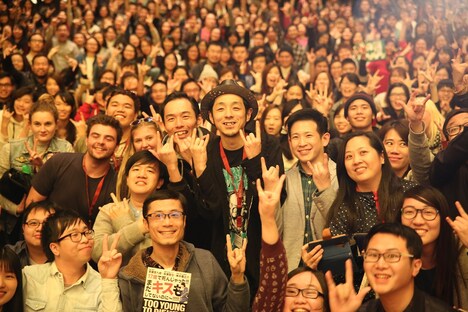 第40回香港国際映画祭「TOO YOUNG TO DIE! 若くして死ぬ」公式上映に参加した宮藤官九郎（中央）。