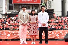 「『ちはやふる』からくれなゐイベント in 大阪」の様子。左から真剣佑、広瀬すず、野村周平。