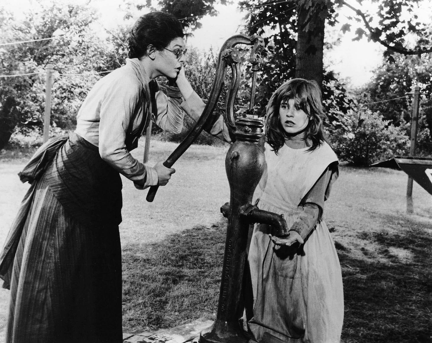 「奇跡の人」より、ヘレン・ケラー役のパティ・デューク（右）。（写真提供：UNITED ARTISTS / THE KOBAL COLLECTION / ゼータ イメージ）