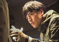 「探偵ミタライの事件簿 星籠の海」より、要潤演じる小坂井准一。