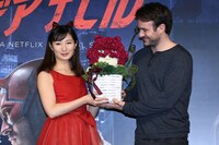 左から武田梨奈、チャーリー・コックス。