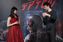 左から武田梨奈、チャーリー・コックス。