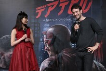 左から武田梨奈、チャーリー・コックス。