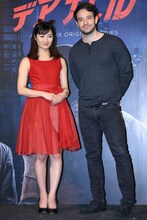 左から武田梨奈、チャーリー・コックス。