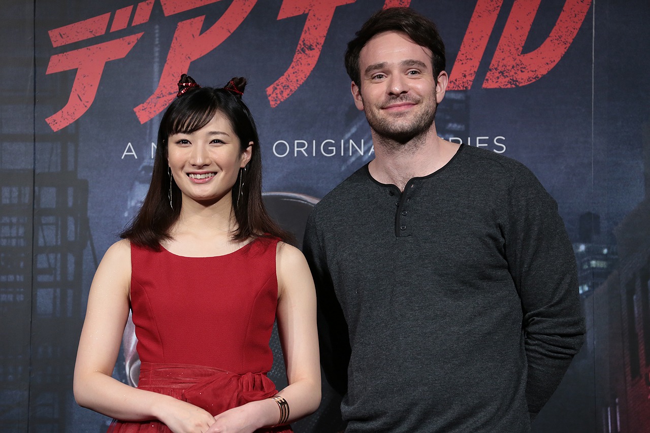左から武田梨奈、チャーリー・コックス。