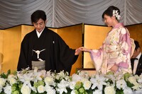結婚報告会見の様子。左から片岡愛之助、藤原紀香。